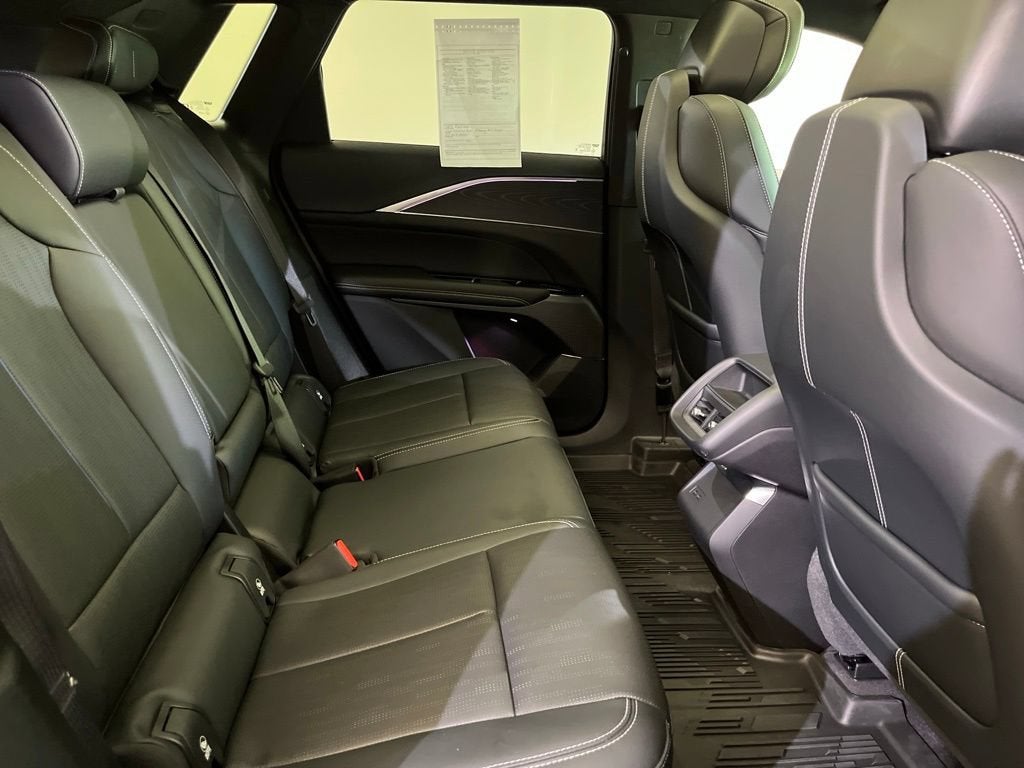 2024 Cadillac LYRIQ Luxury 1