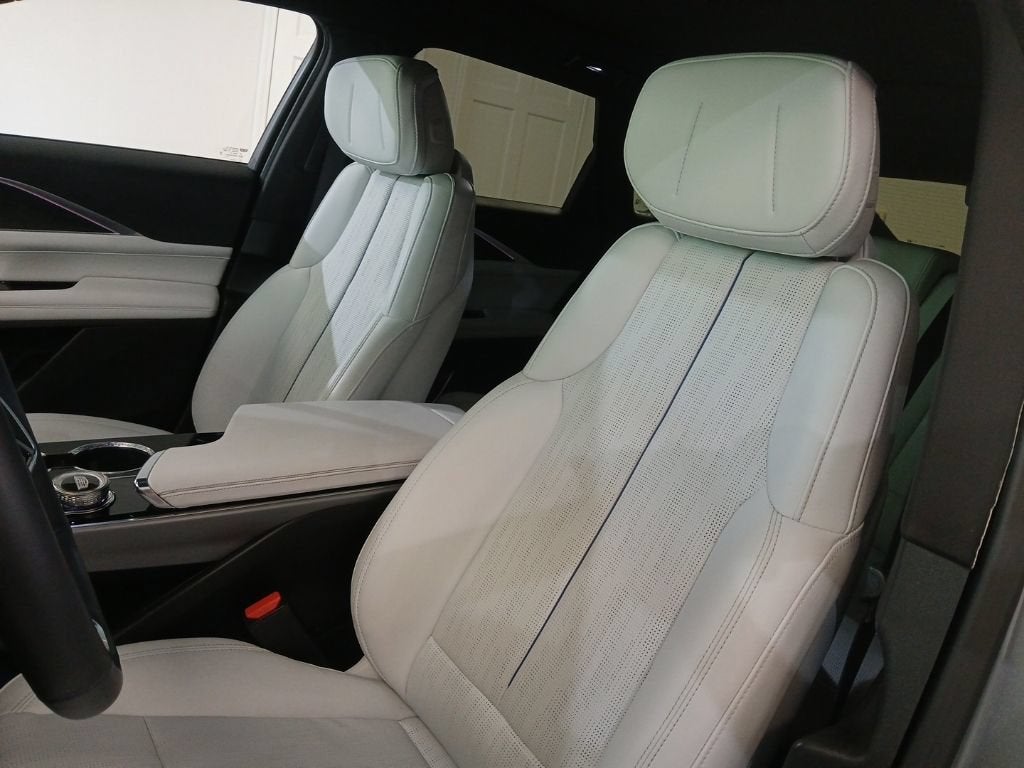2024 Cadillac LYRIQ Luxury 1