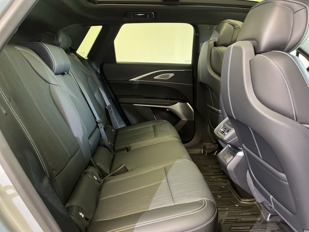 2024 Cadillac LYRIQ Luxury 2