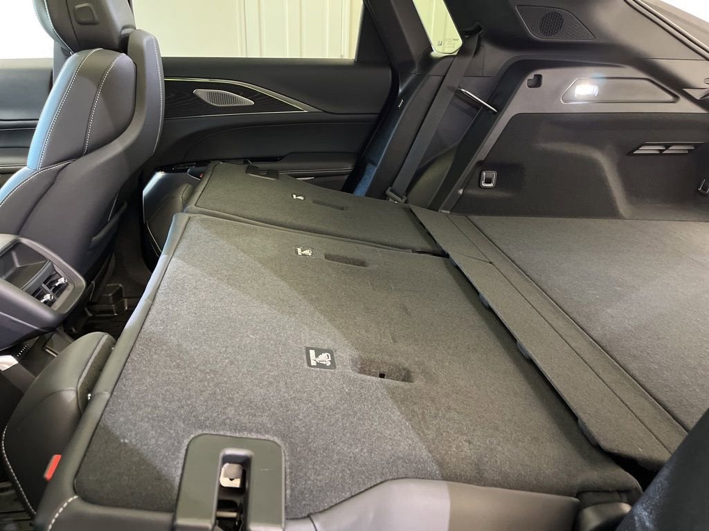 2024 Cadillac LYRIQ Luxury 2