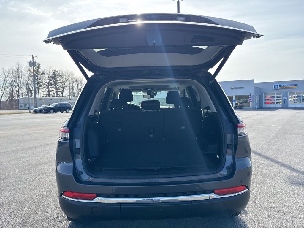 2023 Jeep Grand Cherokee Laredo 4x4