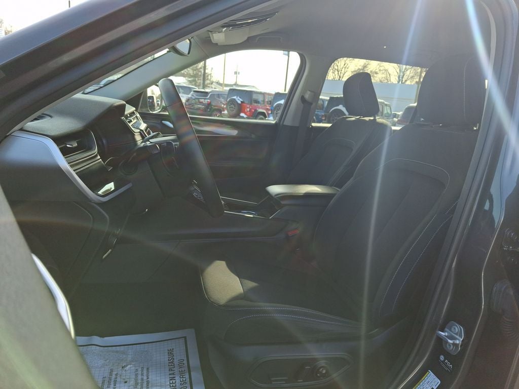 2022 Jeep Grand Cherokee L Laredo 4x4