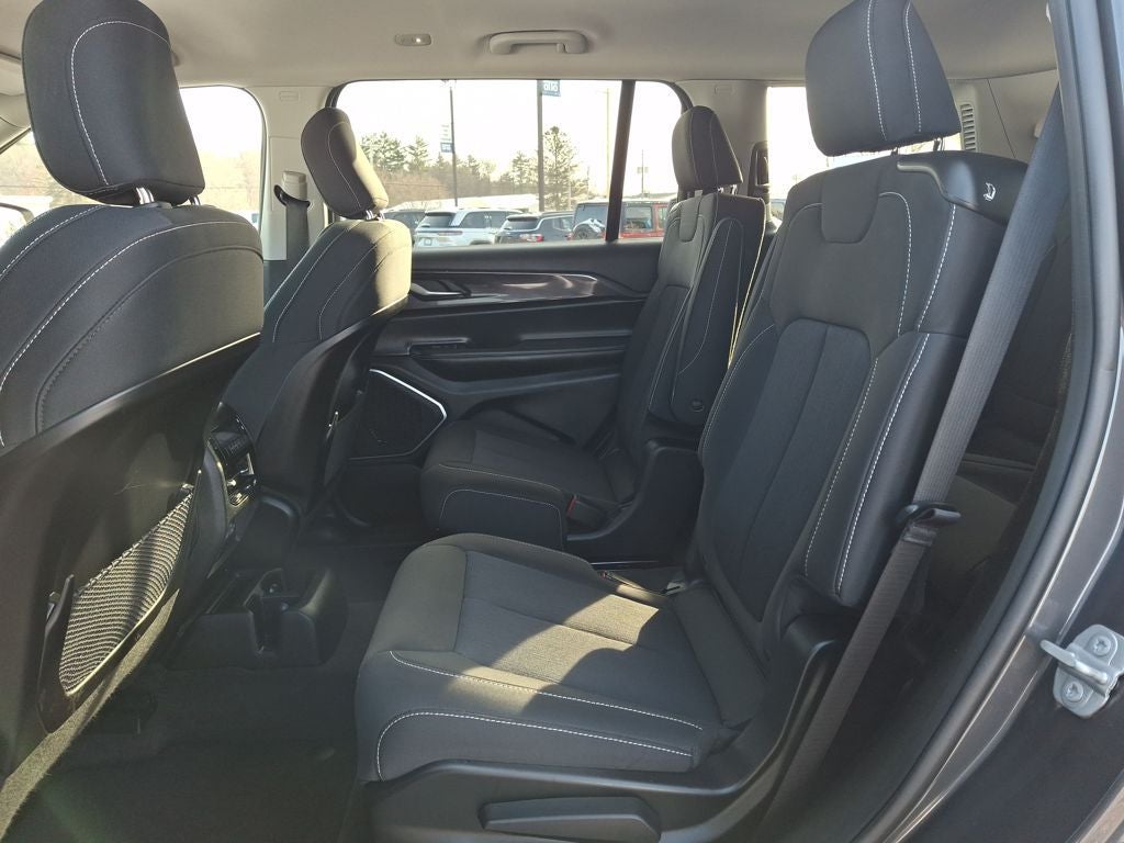 2022 Jeep Grand Cherokee L Laredo 4x4