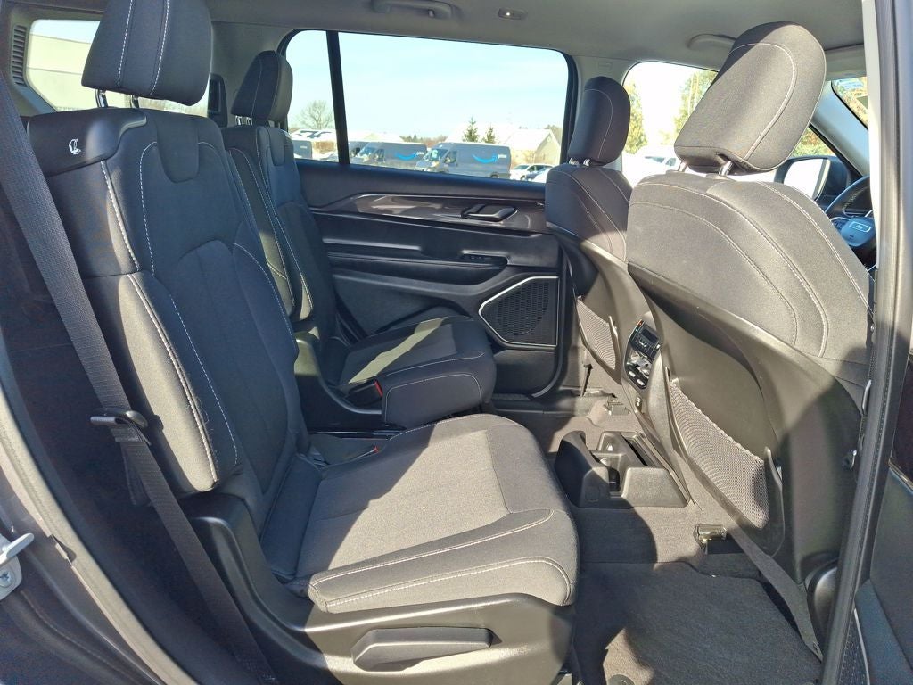 2022 Jeep Grand Cherokee L Laredo 4x4