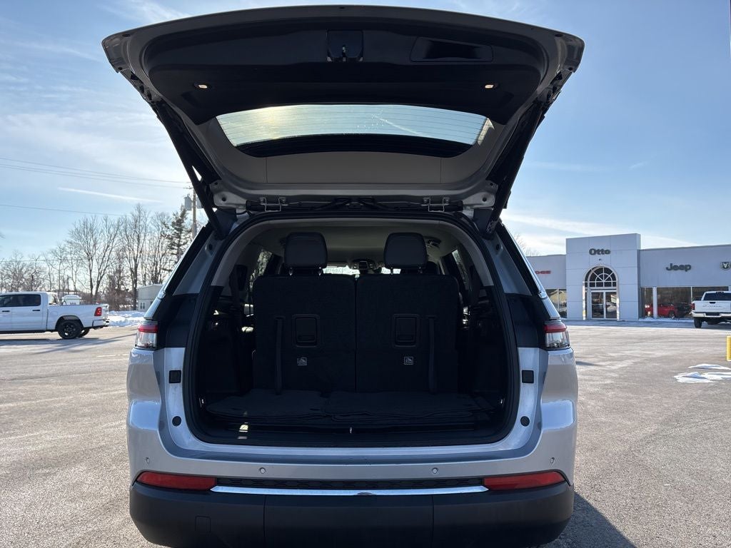 2022 Jeep Grand Cherokee L Laredo 4x4