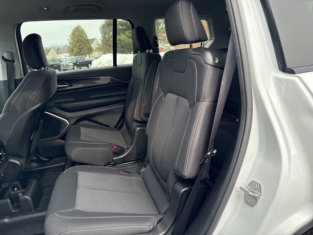 2022 Jeep Grand Cherokee L Laredo 4x4