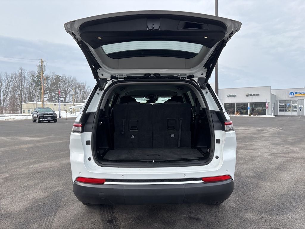 2022 Jeep Grand Cherokee L Laredo 4x4